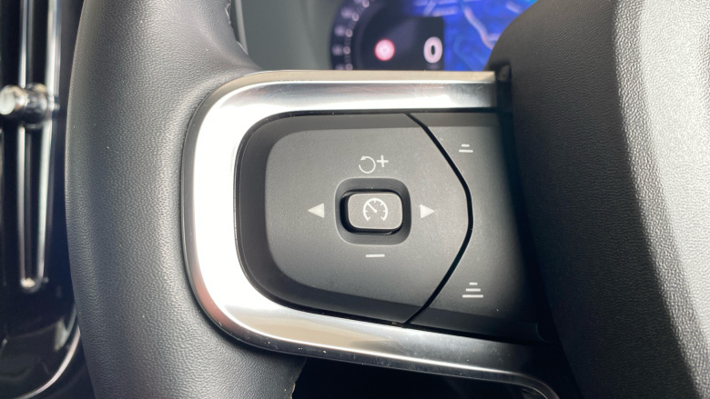 Volvo XC40 2.0 B4P Ultra Dark 5dr Auto Petrol Estate